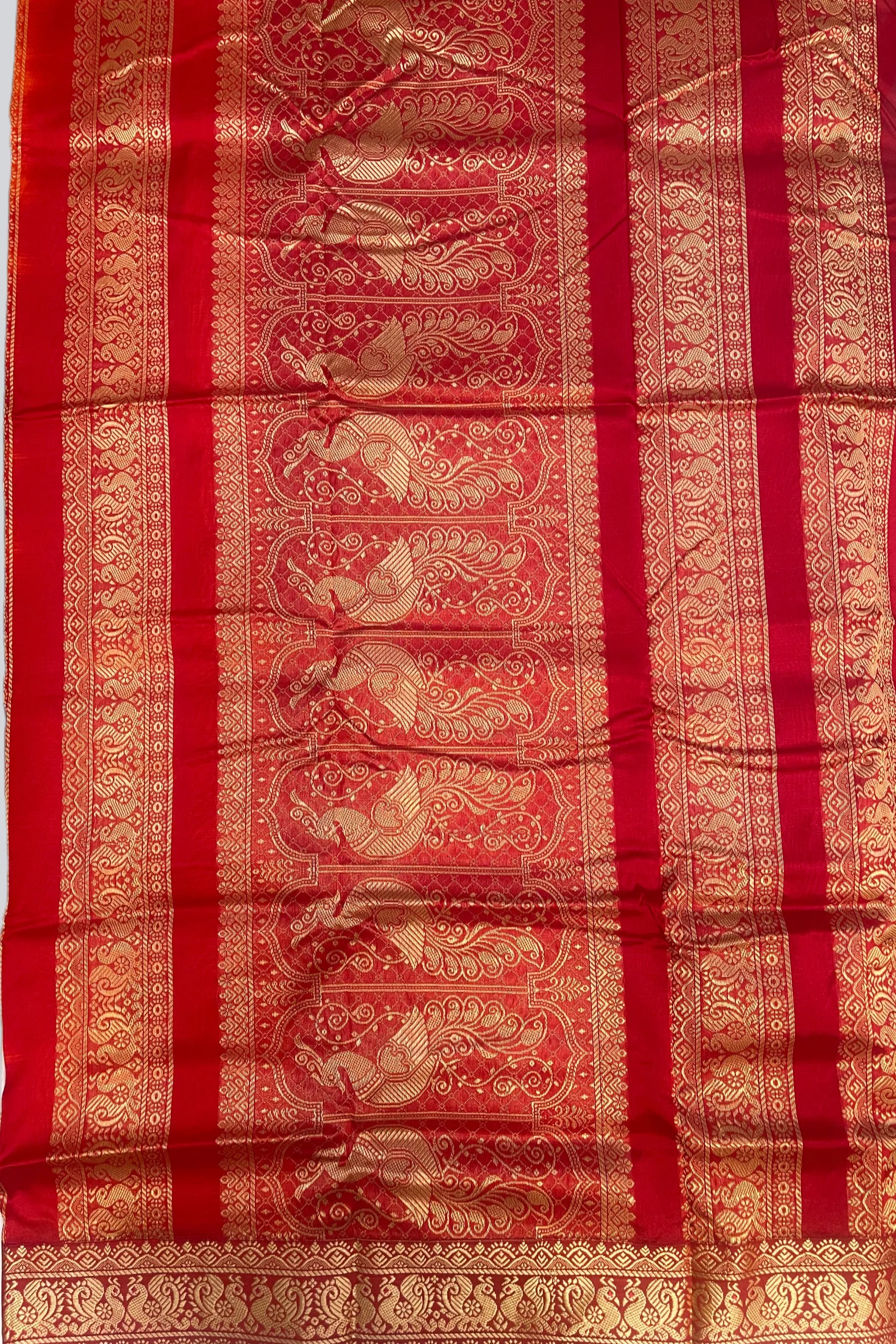 Exquisite Madurai Silk Saree with Rich Pallu & Coordinating Blouse