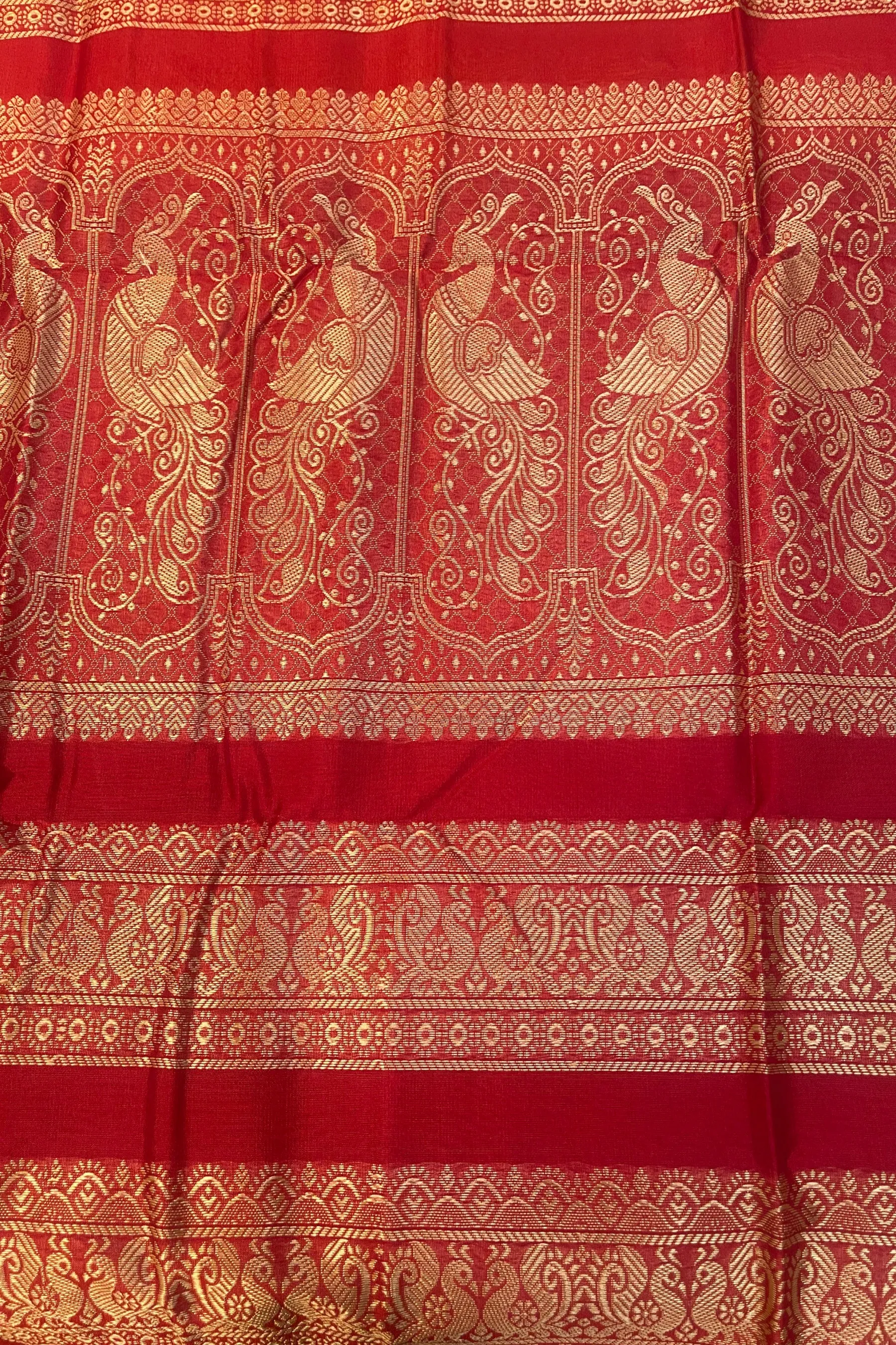 Exquisite Madurai Silk Saree with Rich Pallu & Coordinating Blouse